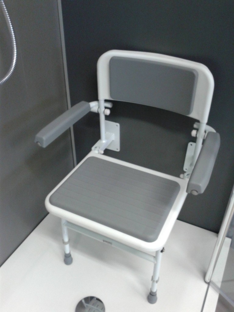 SEGGIOLINO DOCCIA CON GAMBE E BRACCIOLI 1