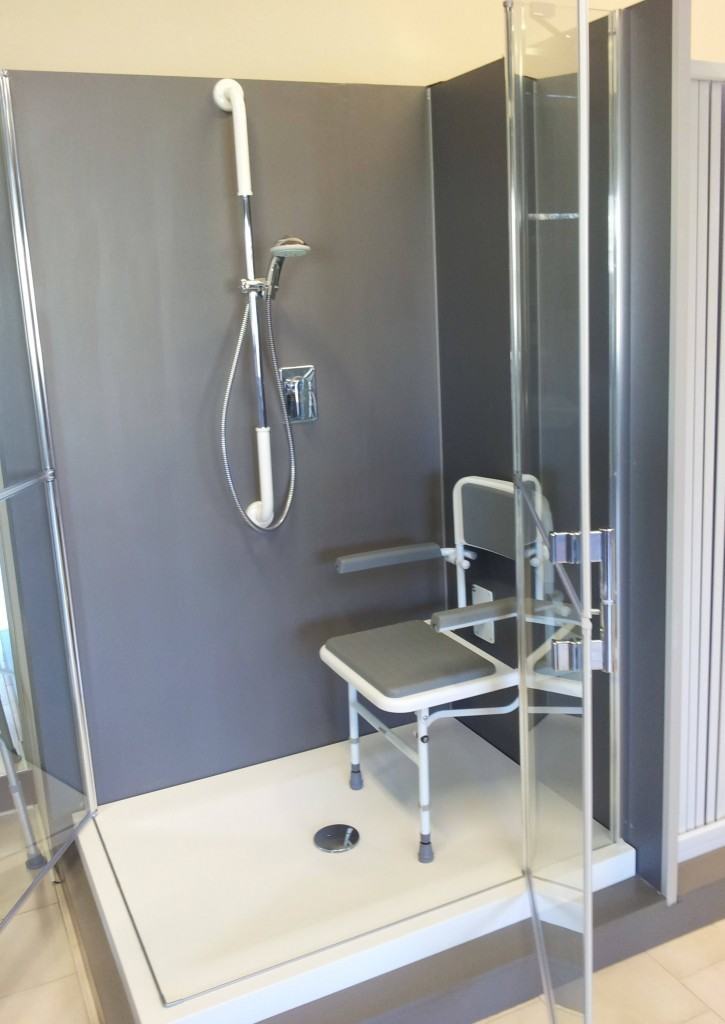 SEGGIOLINO DOCCIA CON GAMBE E BRACCIOLI